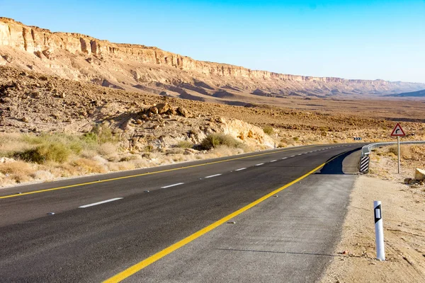 Пустынная дорога, ведущая вверх по кратеру Рамон — стоковое фото