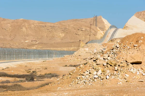 Izrael Egipt granicy ogrodzenia w pustyni Negew i Synaj — Zdjęcie stockowe
