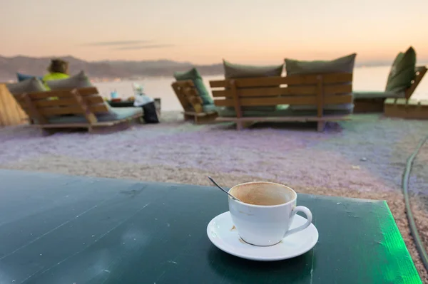 Tazza di caffè sulla spiaggia di Eilat, Israele — Foto Stock