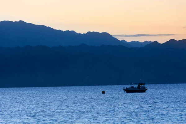 Лодка на восходе солнца в заливе Акаба — стоковое фото