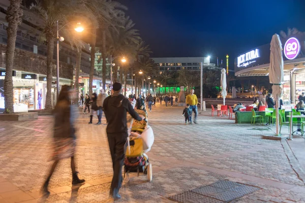 Gente disfrutando del paseo Eilat — Foto de Stock