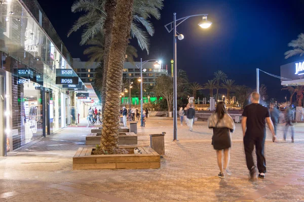 ผู้คนเพลิดเพลินกับ Eilat Promenade — ภาพถ่ายสต็อก