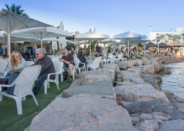 Pessoas que passam o Natal na praia de Eilat, Israel — Fotografia de Stock