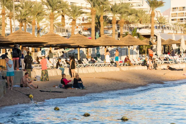 Persone che trascorrono il Natale sulla spiaggia di Eilat, Israele — Foto Stock