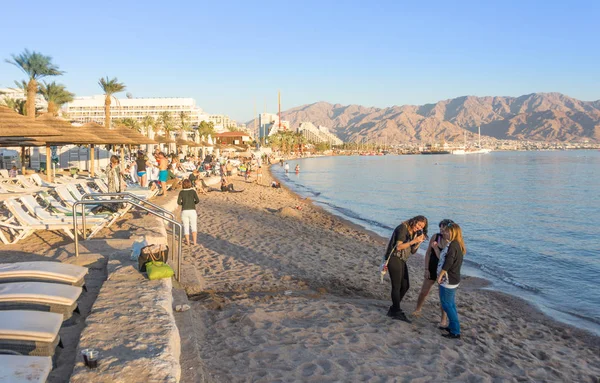 People spending Christmas on the beach at Eilat, Israel — Stock Photo, Image