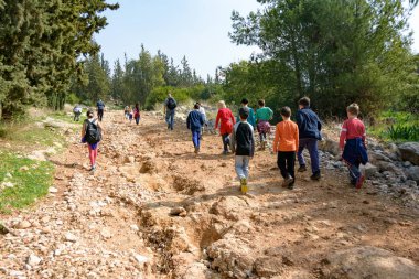 Grup Isaraeli dördüncü sınıf Okulu çocuk ve ebeveynleri 