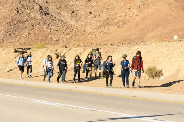 Grupa młodych turystów na izraelskiej pustyni Negv — Zdjęcie stockowe