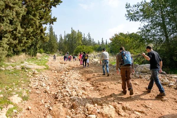 Gruppo di bambini della quarta elementare di Isaraeli e dei loro genitori — Foto Stock