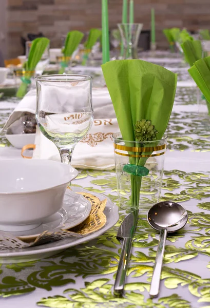 Decorated Passover Seder table in Tel Aviv, Israel — Stock Photo, Image