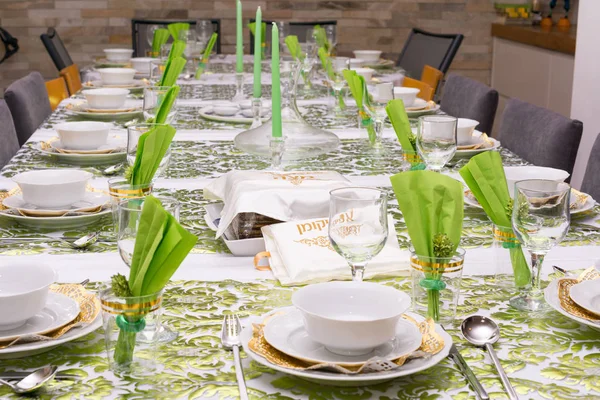 Decorated Passover Seder table in Tel Aviv, Israel — Stock Photo, Image