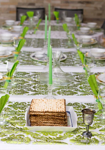 Mesa de seder de Páscoa decorada em Tel Aviv, Israel — Fotografia de Stock