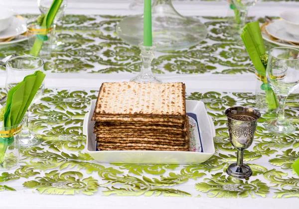 Decorated Passover Seder table in Tel Aviv, Israel — Stock Photo, Image