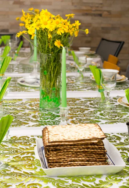 Mesa de seder de Páscoa decorada em Tel Aviv, Israel — Fotografia de Stock