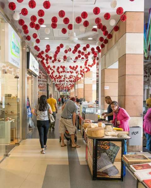 Modern open air shopping mall in Israel — Stock Photo, Image