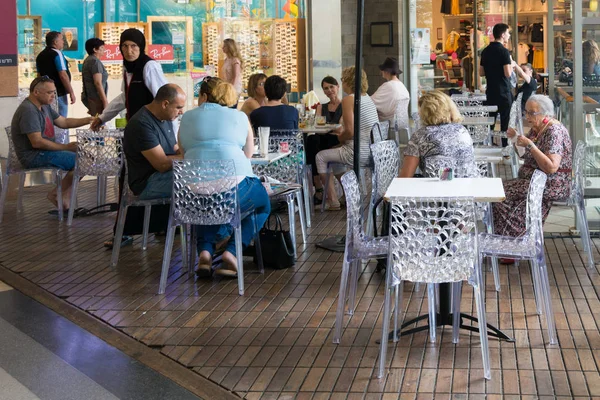 Modern open air shopping mall in Israel — Stock Photo, Image