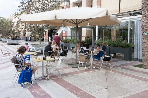 Moderní venkovní nákupní centrum v Izraeli — Stock fotografie