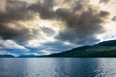 Loch Ness, İskoçya üzerinde mavi saat