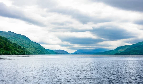 Onde a forma di mostro multi-gobba su Loch Ness, Scozia — Foto Stock