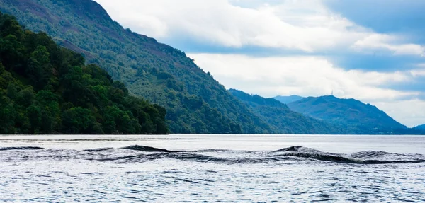 Onde a forma di mostro multi-gobba su Loch Ness, Scozia — Foto Stock