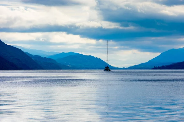 Blå timmen på Loch Ness, Skottland — Stockfoto