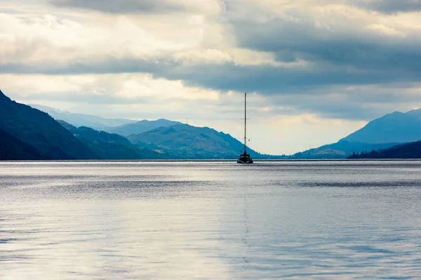 Blå timmen på Loch Ness, Skottland — Stockfoto