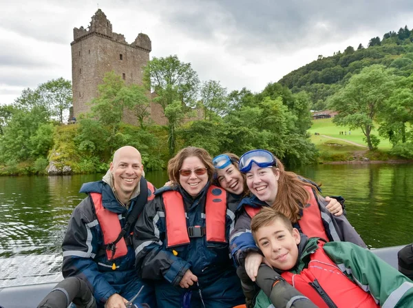 Turistas speedboating em um barco RIB, Loch Ness — Fotografia de Stock