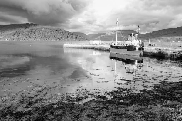 Pôr do sol e barco em Loch Fyfe em Inveraray, Escócia — Fotografia de Stock