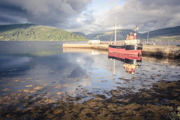 Sunset and boat on Loch Fyfe at Inveraray, Scotland — Stock Photo, Image