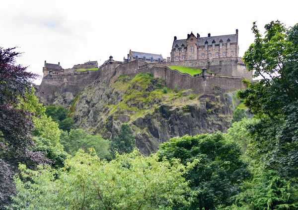 Castillo de Edimburgo y los jardines de la princesa — Foto de Stock