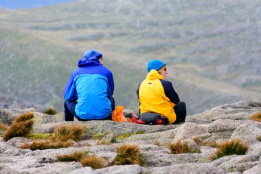 Cairn Gorm dağ Zirvesi manzaraya hayran Çift