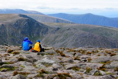 Cairn Gorm dağ Zirvesi manzaraya hayran Çift