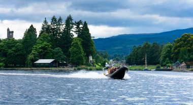 Turistler speedboating Loch Ness bir kaburga teknede