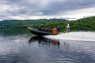 Turistler speedboating Loch Ness bir kaburga teknede