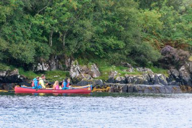 Gairloch Harbor, İskoçya'da bir kayık ailede