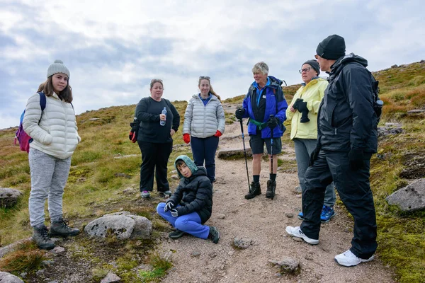 Pessoas em digressão pela Cairn Gorm Mountain Summit — Fotografia de Stock