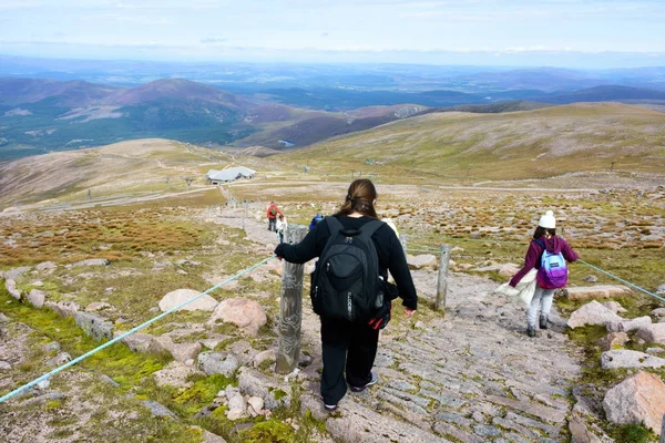 Gente recorriendo la cumbre de la montaña Cairn Gorm —  Fotos de Stock