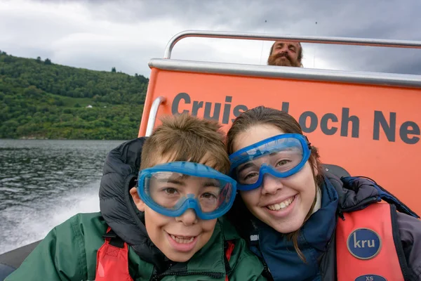 Turistas speedboating em um barco RIB, Loch Ness — Fotografia de Stock