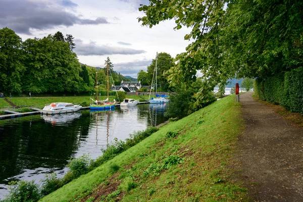 Canale di Caledonia e barche a Fort Agustus — Foto Stock