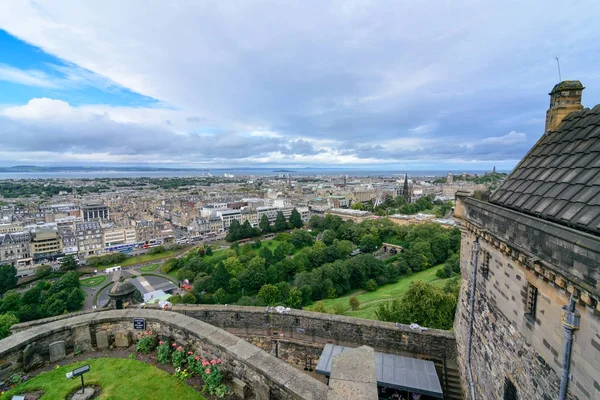 Ünlü Edinburgh Castle touring insanlar