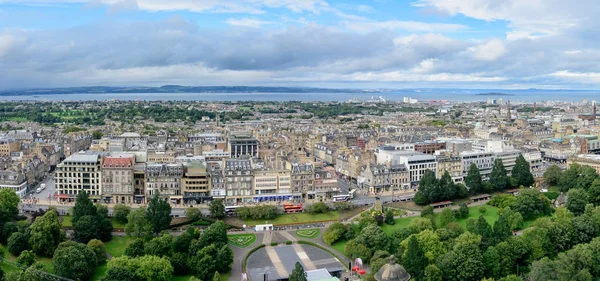 Ünlü Edinburgh Castle touring insanlar