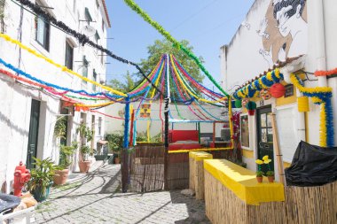 Lizbon sokakları Festas de Lisboa için dekore edilmiştir. 