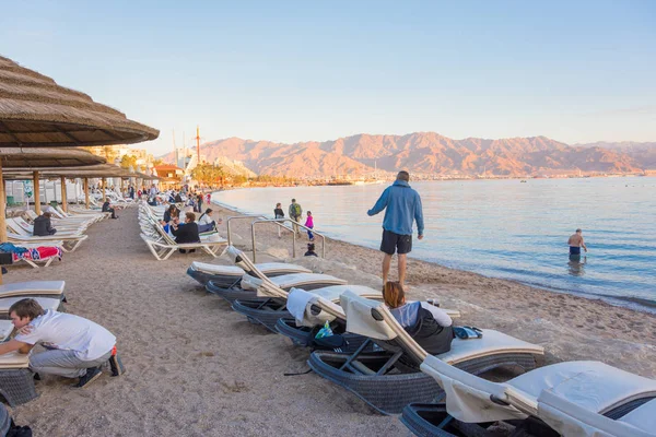 Ludzi, spędzać Boże Narodzenie na plaży w mieście Ejlat, Izrael — Zdjęcie stockowe