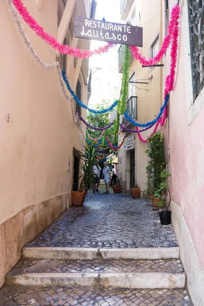 Lizbon sokakları Festas de Lisboa için dekore edilmiştir. — Stok fotoğraf