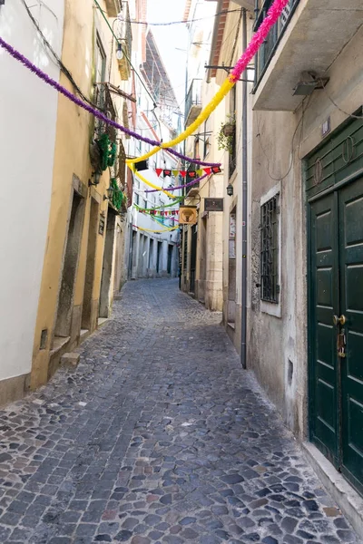 Lizbon sokakları Festas de Lisboa için dekore edilmiştir. — Stok fotoğraf