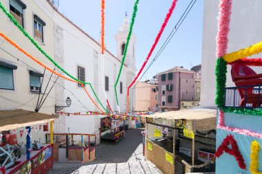 Lizbon sokakları Festas de Lisboa için dekore edilmiştir. 