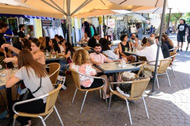  Tel Aviv açık bir kafede oturan insanlar