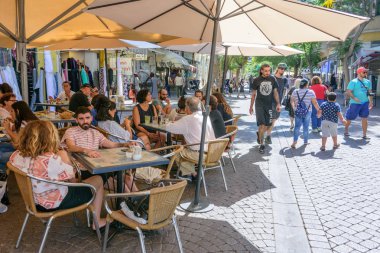  Tel Aviv açık bir kafede oturan insanlar