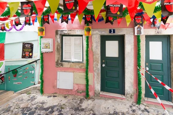 Lisbon straßen dekoriert für die festas de lisboa — Stockfoto