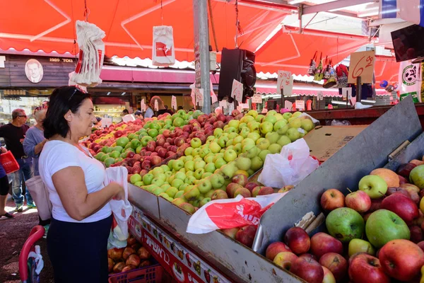 Mercado do Carmelo em Tel Aviv, Israel, na véspera de Sukkot — Fotografia de Stock