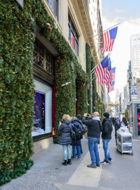 Lord ve Taylor yılbaşı için dekore edilmiş windows depolamak